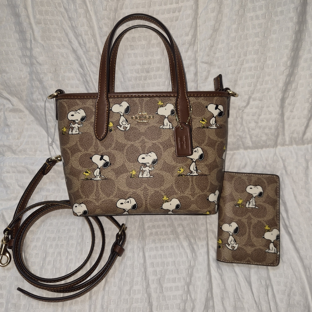 ❤️SOLD❤️ Coach Minnie City Tote Snoopy Print Collection